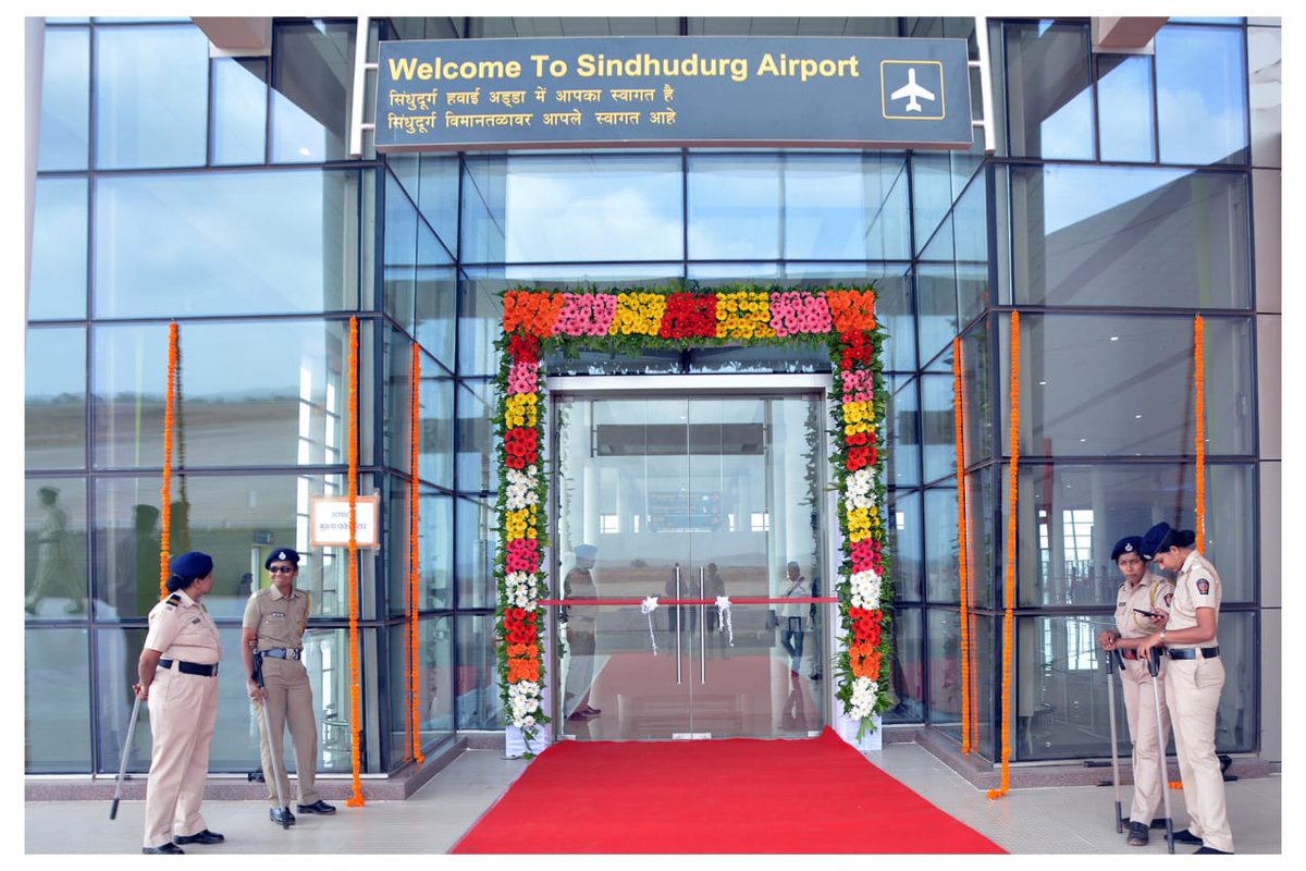 महाराष्ट्र के मुख्यमंत्री ठाकरे और नागरिक उड्डयन मंत्री ज्योतिरादित्य सिंधिया ने किया चिपी हवाई अड्डे का उद्घाटन