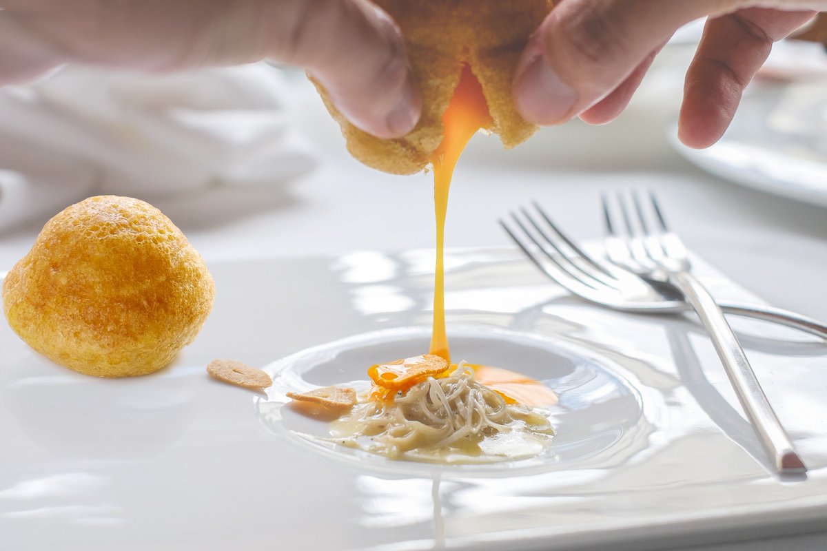 ISPALsevilla's tweet photo. Espectacularmente visual y #sabroso, así es nuestro plato de #Angulas con #Huevofrito. ¡Vente a #comer y no dejes de probarlo! #restauranteIspal #gastronomy #comerensevilla #restaurantessevilla #gastrosevilla #foodiessevilla https://t.co/HxLmvZy41K
