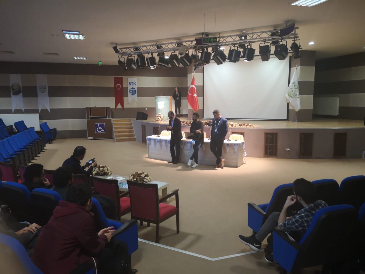 UnifyTurkiye's tweet photo. #UnifyTR ekip üylerimizden @lamicimiyokkk @Safa_Sarica ve Serkan Taş @Karabukuniv öğrencilerinin sorularını yanıtlıyor. https://t.co/UAOMmPRGcw