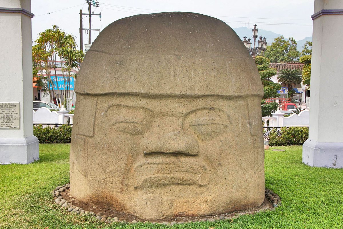 precolombien's tweet photo. Une réplique d’une tête colossale #olmèque à Santiago Tuxtla est qualifiée de « horrorosa » par les Mexicains. Certes, elle est  maladroite, mais elle permet de faire connaître son modèle : la tête de #Cobata, inachevée par les Olmèques. https://t.co/SYLlIqI3fE @ELDEBATE #Mexique https://t.co/E1mQe2h0FP