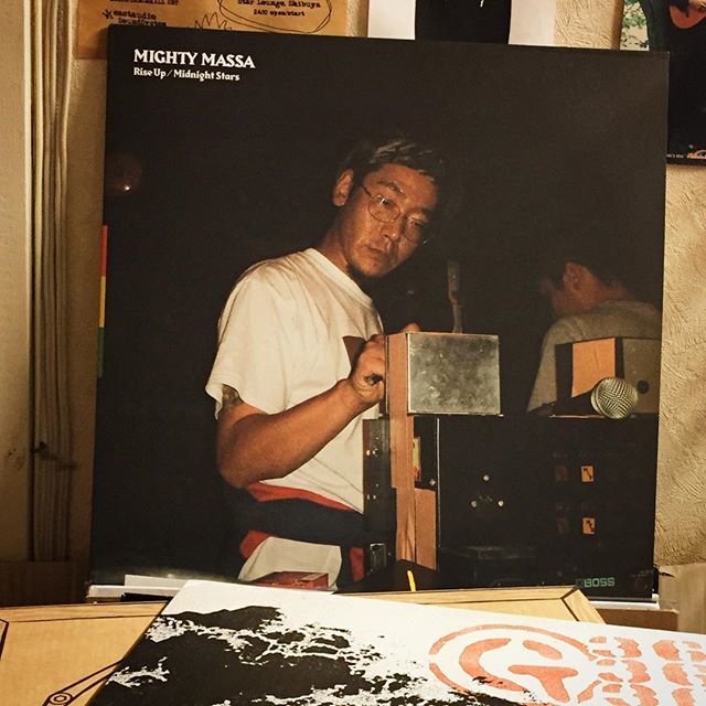 OSAM_GREENGIANT's tweet photo. ⚡️⚡️⚡️⚡️⚡️
MIGHTY MASSA - RISE UP / MIDNIGHT STARS [12"] (RCEP-005) [RIDDIM CHANGO]
1. Rise Up / 2. Rise Up Dub / 3. Midnight Stars / 4. Midnight Stars Dub

#mightymassa 
#riddimchango 
#riddimchangorecords 
#discshopzero  https://t.co/0SRGt1QNSX https://t.co/u9egydFEUr