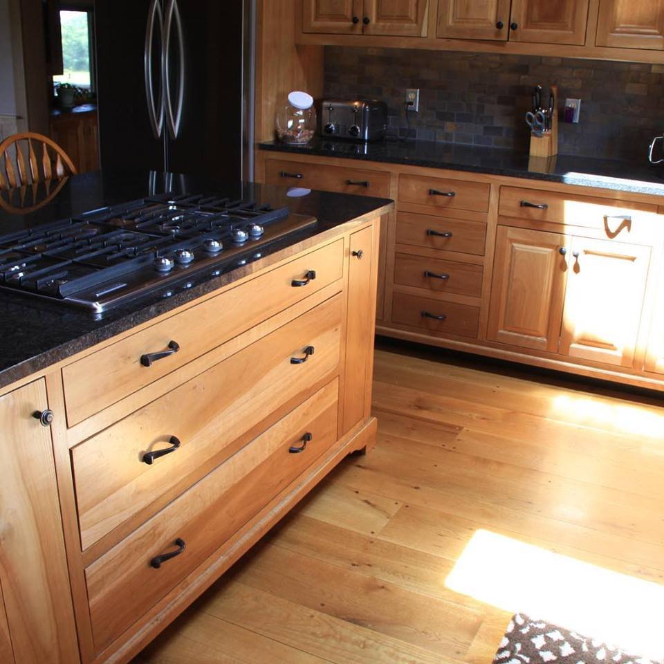 Do you dream ... of kitchens?! 😍 #kitchendesign with #custombuilt #woodcabinets from #ghentwoodproducts 🌲 #meltzlumber #dreamhome #hardwood #softwood #craftmanship #buildyourdreamhome #lovewhereyoulive