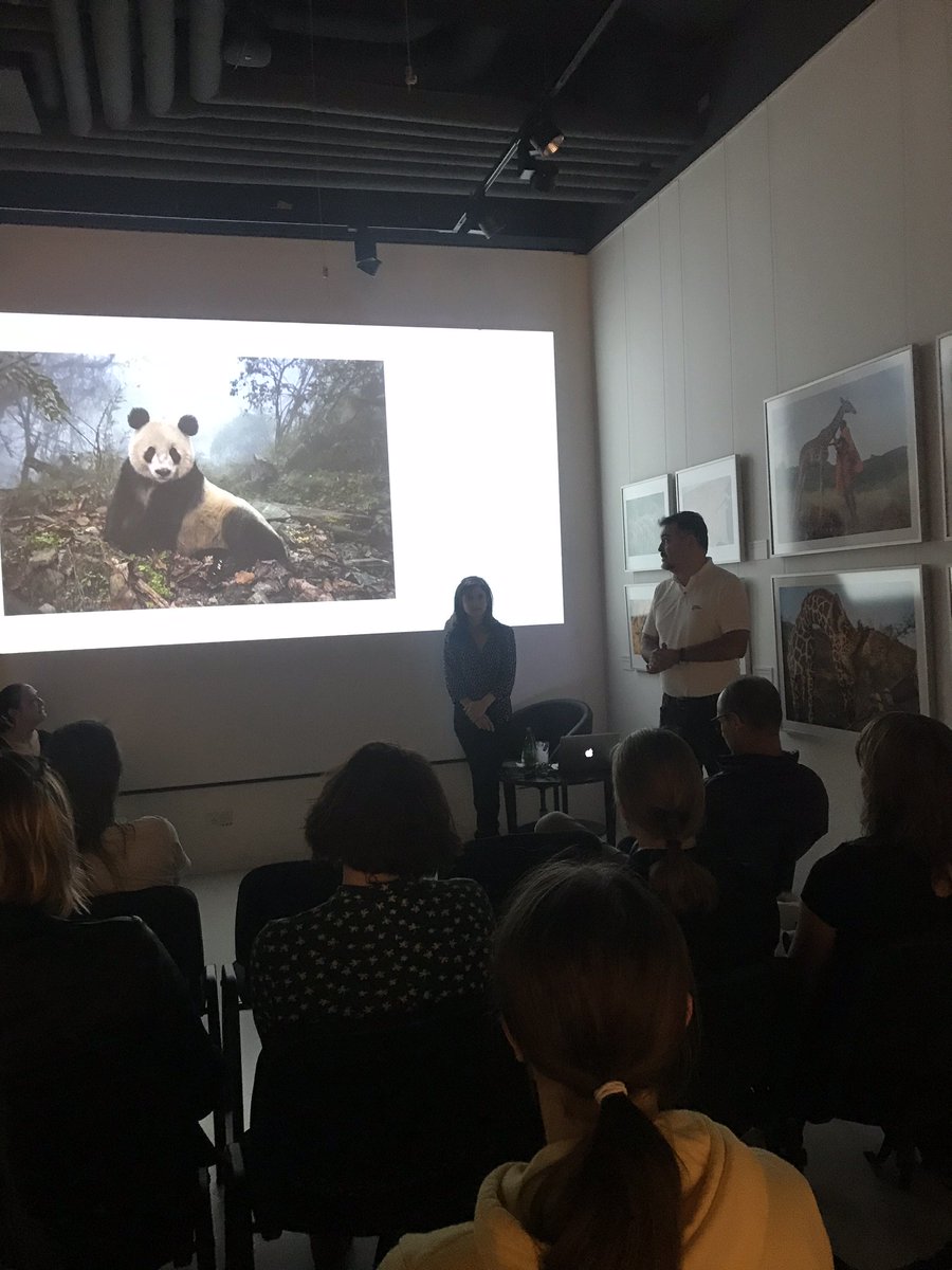 Šéfredaktor NGČesko Tomáš Tureček při zahájení vernisáže fotografky AmiVitale s její nejznámější fotografií pandy.