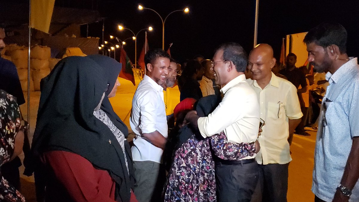 MDPYouth's tweet photo. Raees @MohamedNasheed ah K.Guraidhoo Dhaairage Candidate @MadhilSaleem ge #Agenda19 Campaign ah Guraidhoo ah vadaigathumun hoonu Maruhaba eh dhannavaifi 
#HappeningNow https://t.co/7zgFjsdGNi