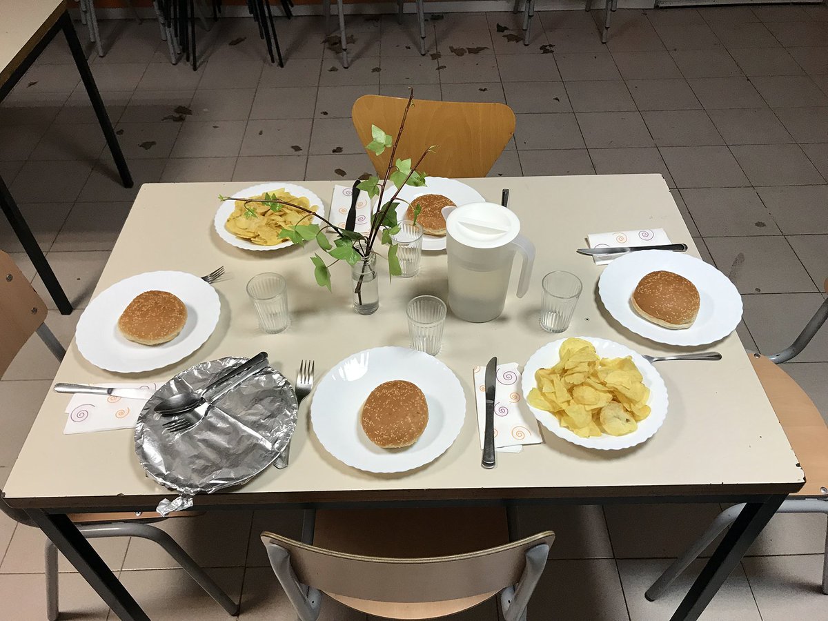 CentreSantJaume's tweet photo. Ahir que era festiu a les escoles vam aprofitar per fer un sopar especial i divertit al #centreobert que érem poquets. Vam treballar hàbits d'higiene i d'ordre. Les hamburgueses amb patates fregides van ser un èxit! 😋🍔 https://t.co/teXE6p2EpV