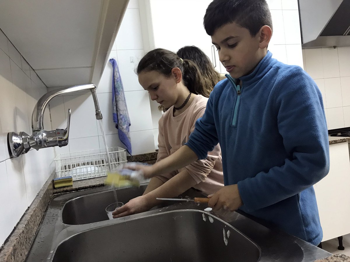 CentreSantJaume's tweet photo. Ahir que era festiu a les escoles vam aprofitar per fer un sopar especial i divertit al #centreobert que érem poquets. Vam treballar hàbits d'higiene i d'ordre. Les hamburgueses amb patates fregides van ser un èxit! 😋🍔 https://t.co/teXE6p2EpV