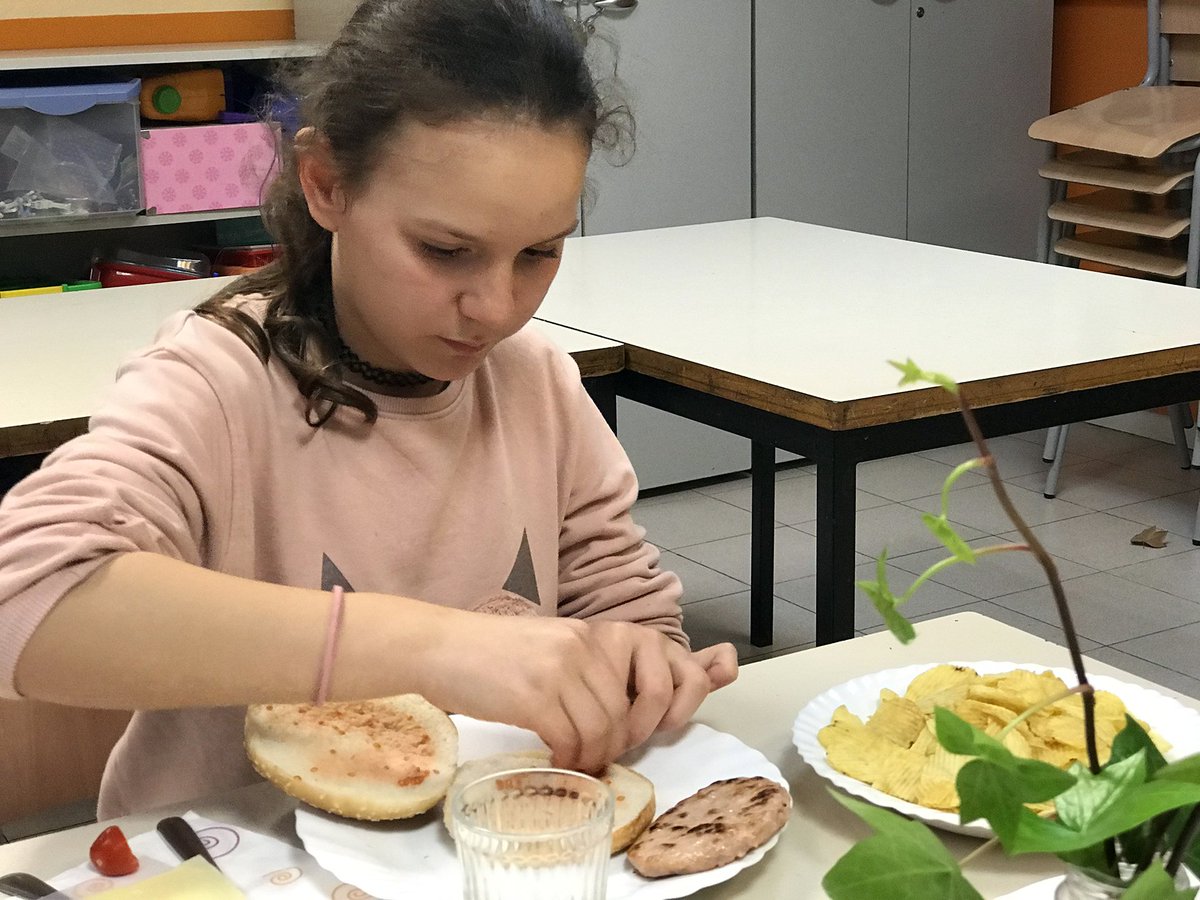 CentreSantJaume's tweet photo. Ahir que era festiu a les escoles vam aprofitar per fer un sopar especial i divertit al #centreobert que érem poquets. Vam treballar hàbits d'higiene i d'ordre. Les hamburgueses amb patates fregides van ser un èxit! 😋🍔 https://t.co/teXE6p2EpV