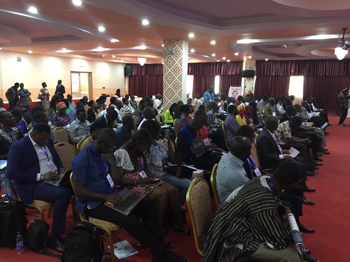 lamesch_max's tweet photo. 40 pitchs en 2 heures! Voilà le résultat du premier #TechKonect à Ouaga. 40 jeunes entrepreneurs ont présenté leurs solutions digitales en réponse aux besoins des populations burkinabè. Bel exemple du partenariat entre le Luxembourg🇱🇺 et le Burkina 🇧🇫. Merci @hermannmessan @UNCDF https://t.co/fJBD48A7h5