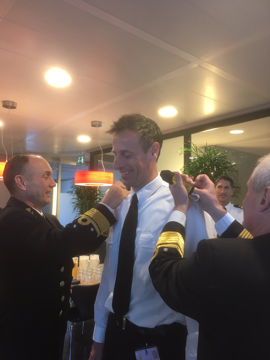 admiraalTas's tweet photo. Hoe kijk je als je nieuwe strepen worden nat gemaakt met ‘oer Hollands vocht’ door 2x vice-admiraal? Niet heel blij kennelijk! Maar dat is de nieuwe commandeur (TD) Jan Willem Hartman wel! Gefeliciteerd JW, succes als mijn nieuwe directeur bij materiële instandhouding van de KM. https://t.co/lSg95kkskd