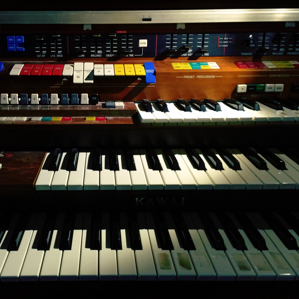 Important friend in studio 1: This lovley lady has been a close co-producer since day one. Great for pads and organ sounds. Even got a few quirky synths on top! A mother figure for the other synths.. 🤶

#kawaiorgan #analog #studio #atella #electronica #synth #synthesizer