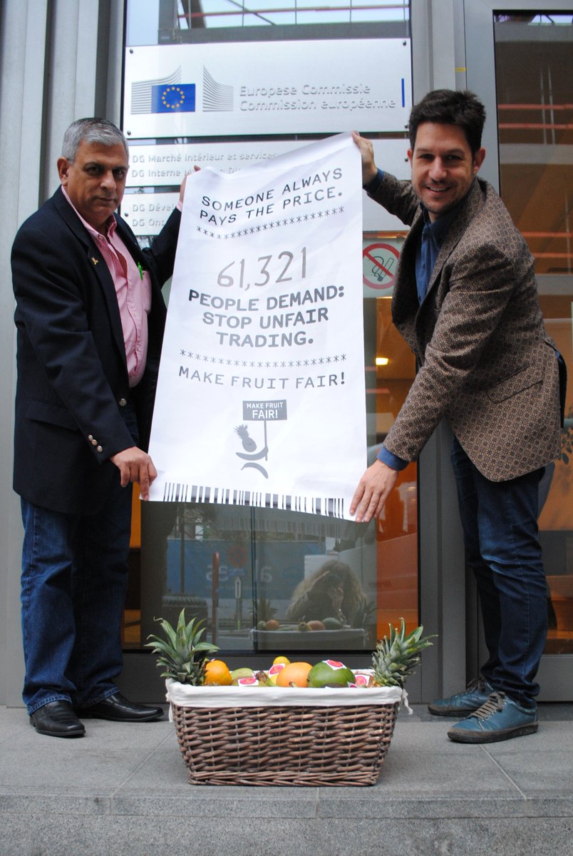 FairTradeFTAO's tweet photo. The #MakeFruitFair coalition handed in a petition @EU_Commission in 2015 asking EU to phase out #UnfairTradingPractices, protecting also non-EU farmers and ... it worked (!!) Here´s an interview @CTABrussels to know more! Thanks to all #TradeFairLiveFair https://t.co/xJ3XyDNAFD https://t.co/mMK1CaEUdr