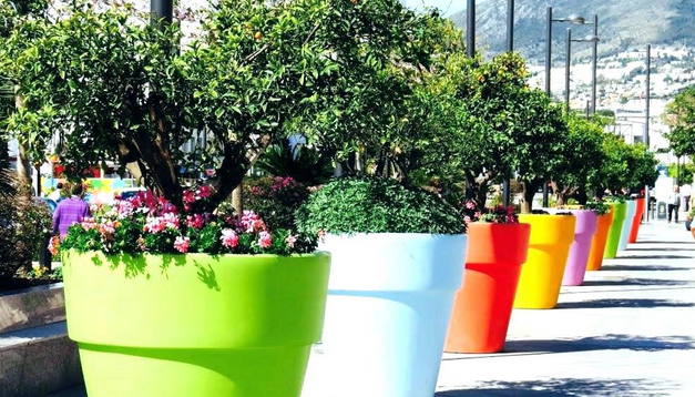 Landspacedesign's tweet photo. Can anyone recommend a supplier of these giant coloured pots?? 🌳🌳#planter #pots #gardening #gardendesign #landscaping #containers #plants #planting #trees #London #city #GardensHour https://t.co/FQV6cAFxqb