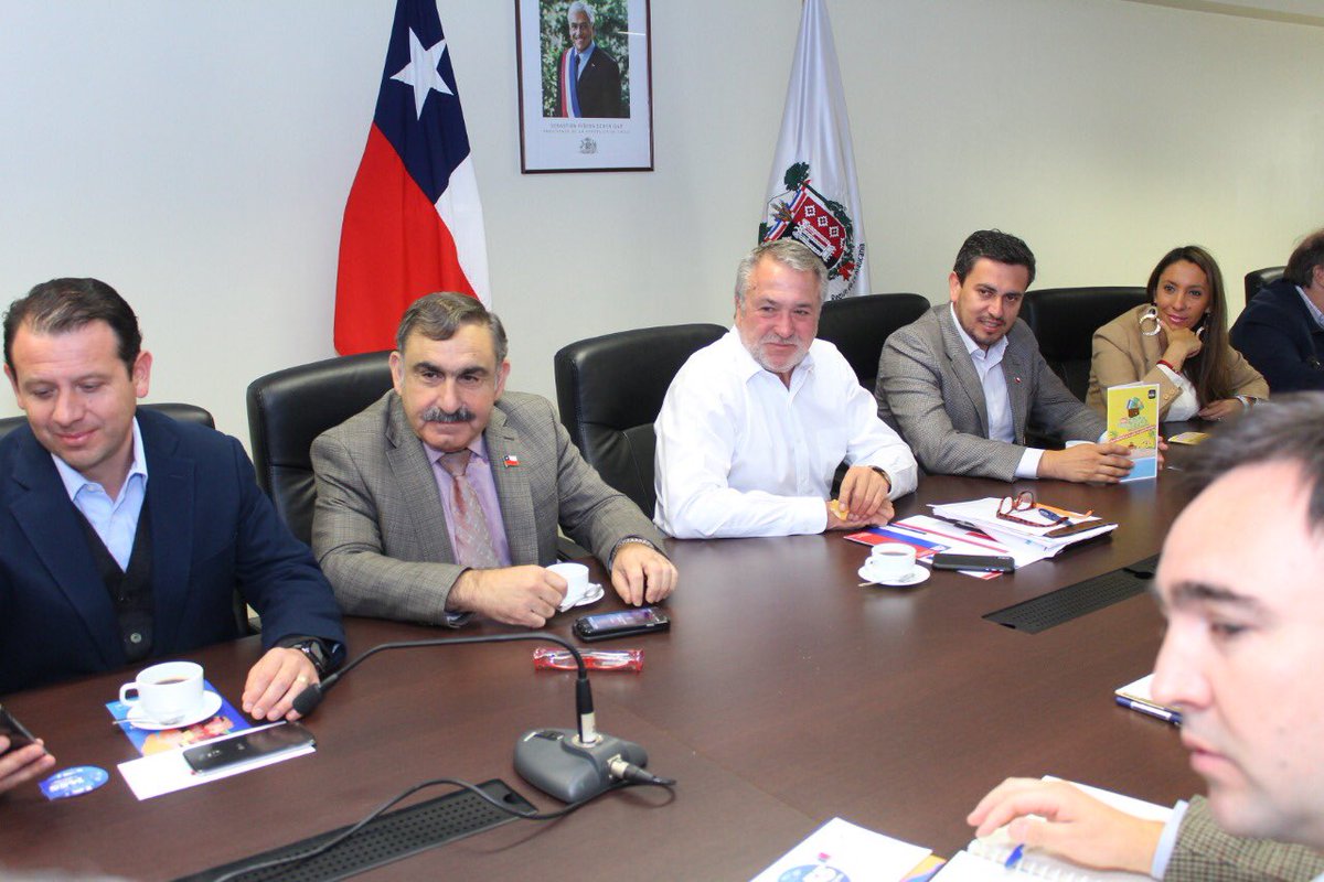 MinagriAraucan's tweet photo. Seremi de Agricultura René Araneda, participa de Gabinete Regional, encabezado por intendente @jatton, con la presencia de los gobernadores de @GobMalleco y @gobercautin, junto a todos los Secretarios Regionales Ministeriales de La #Araucanía #ChileLoHacemosTodos https://t.co/uhA7qV8rL4