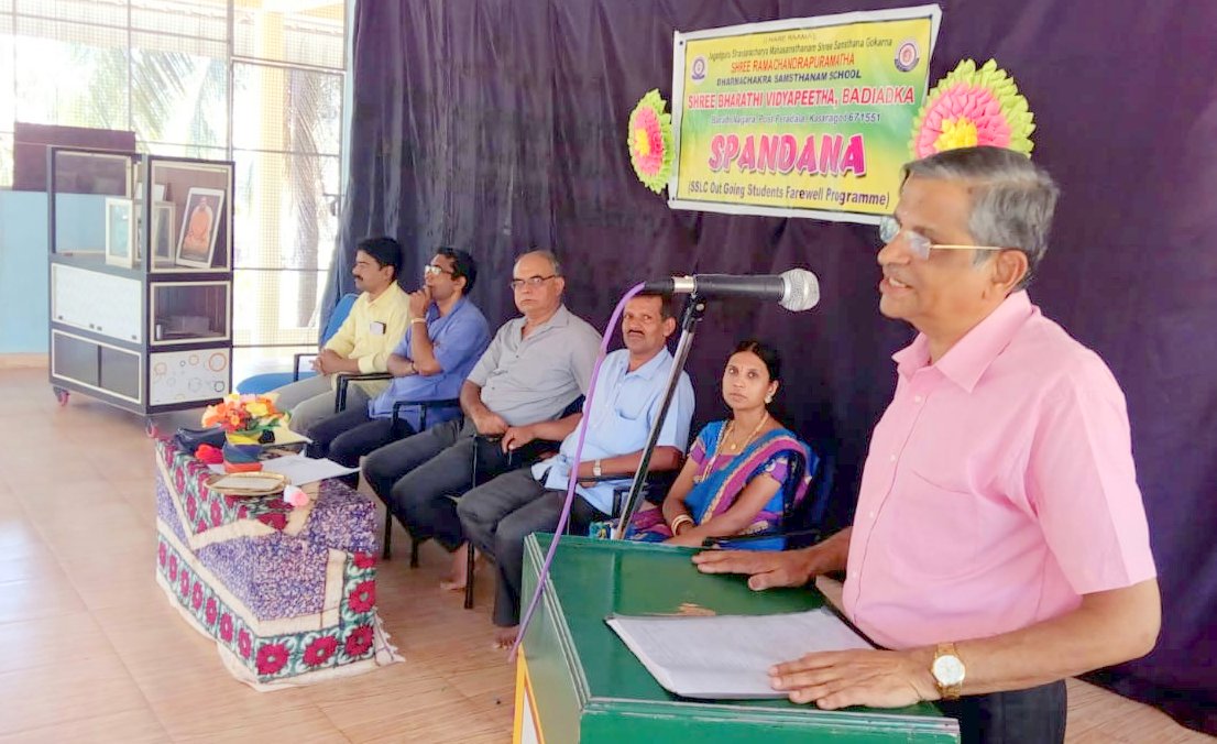 UllekhaMhMandal's tweet photo. ಬದಿಯಡ್ಕ ಶ್ರೀ ಭಾರತೀ ವಿದ್ಯಾಪೀಠದಲ್ಲಿ ಬಾಂಧವ್ಯದ ಬೆಸುಗೆ- 'ಸ್ಪಂದನ'
ಹತ್ತನೆಯ ತರಗತಿ ವಿದ್ಯಾರ್ಥಿಗಳ ಬೀಳ್ಕೊಡುಗೆ ಸಮಾರಂಭ
#Mullerya_Havyaka_Mandala
@HMahamandala
@shishyamulleria
@mulleriamandala
@vidyarthivahini https://t.co/aR4leRrICu