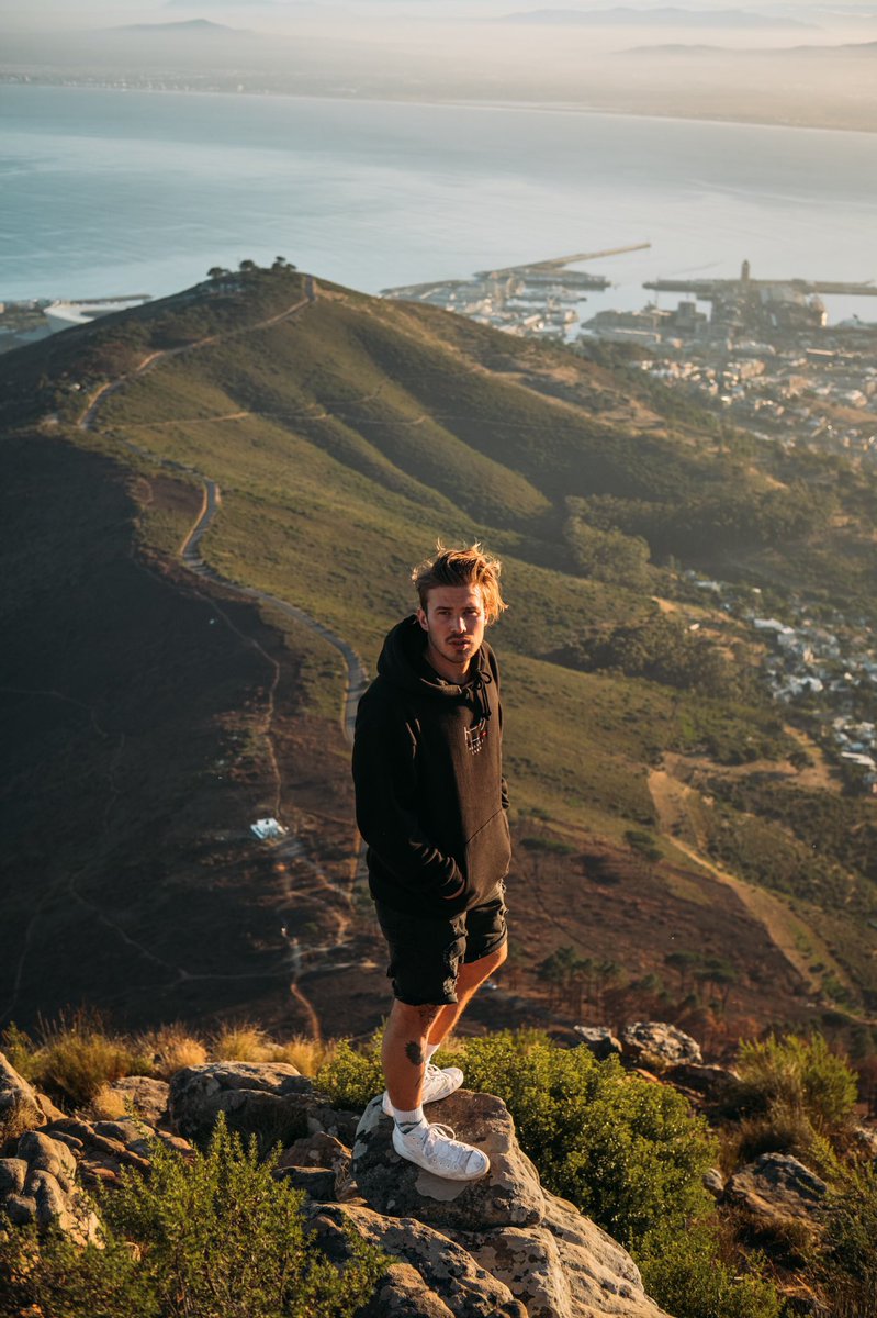 bartzchelsea's tweet photo. Ended up doing a spontaneous Lion’s Head sunrise hike, accompanied by the best German banters 🥾 #lionshead #portraits #capetowntrails https://t.co/6jgPjcL7Rr