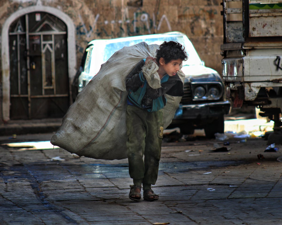 6den3's tweet image. #عمل_انساني_بسيط
اخي_اختي
قبلما تخرّج زبالة البيت وترميها ، يرجى اخراج علب الصحة وقوارير المياه ووضعها بأكياس نظيفة،
لأن في ناس مصدر رزقهم من خلال جمع هذه القوارير وبيعها ،
وعشان توفر على المسكين عناء التعب والبحث في اكياس القمامة ، جهزّها له في كيس وخليك سند وعون له 
#رت