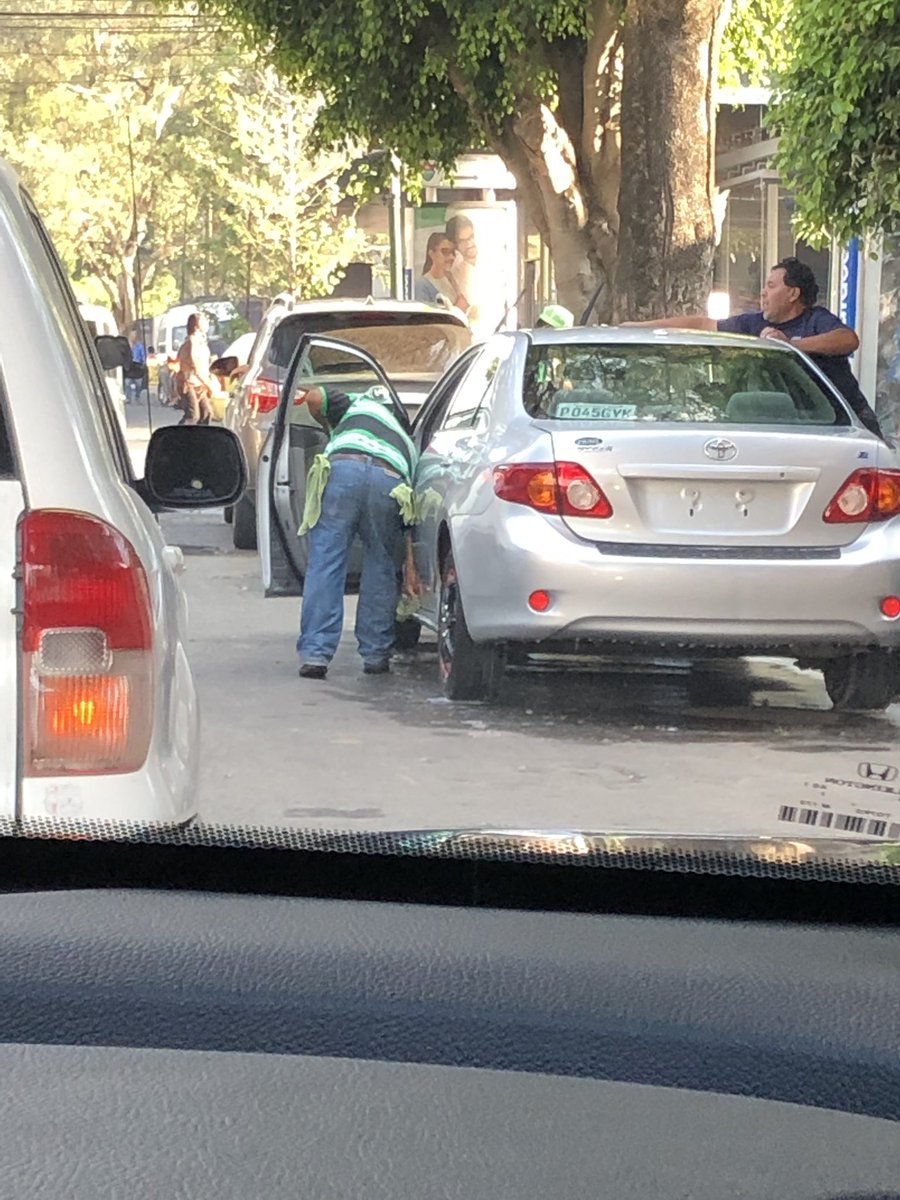 juliorsosa's tweet photo. Todo trabajo es bueno pero debemos respetar a todos los ciudadanos, estos Sres lavan carros en la calle y afectan el tráfico más dejan sucia la calle #TransitoGT https://t.co/Sef18Fj752