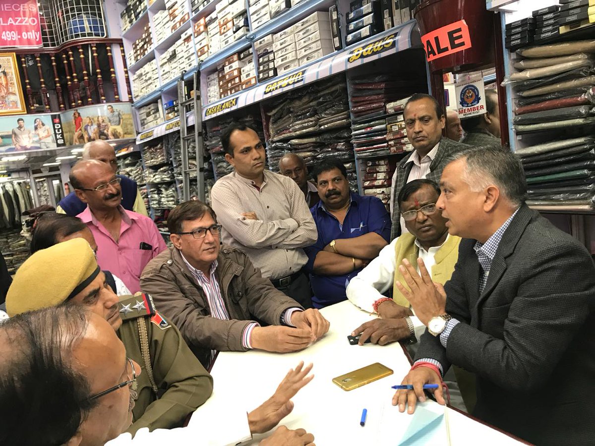 JMahasangh's tweet photo. चौड़ा रास्ता व्यापार मंडल के साथ स्मार्ट सिटी के अधिकारियों के साथ जयपुर व्यापार महासंघ के अध्यक्ष सुभाष गोयल, महामंत्री सुरेंद्र कुमार जी बज, चौड़ा रास्ता व्यापार मंडल के अध्यक्ष शुभागमन जी अग्रवाल के साथ में स्मार्ट सिटी प्रोजेक्ट को लेकर के बातचीत की गई।
#JaipurVyaparMahasangh https://t.co/YaiTdI95ig