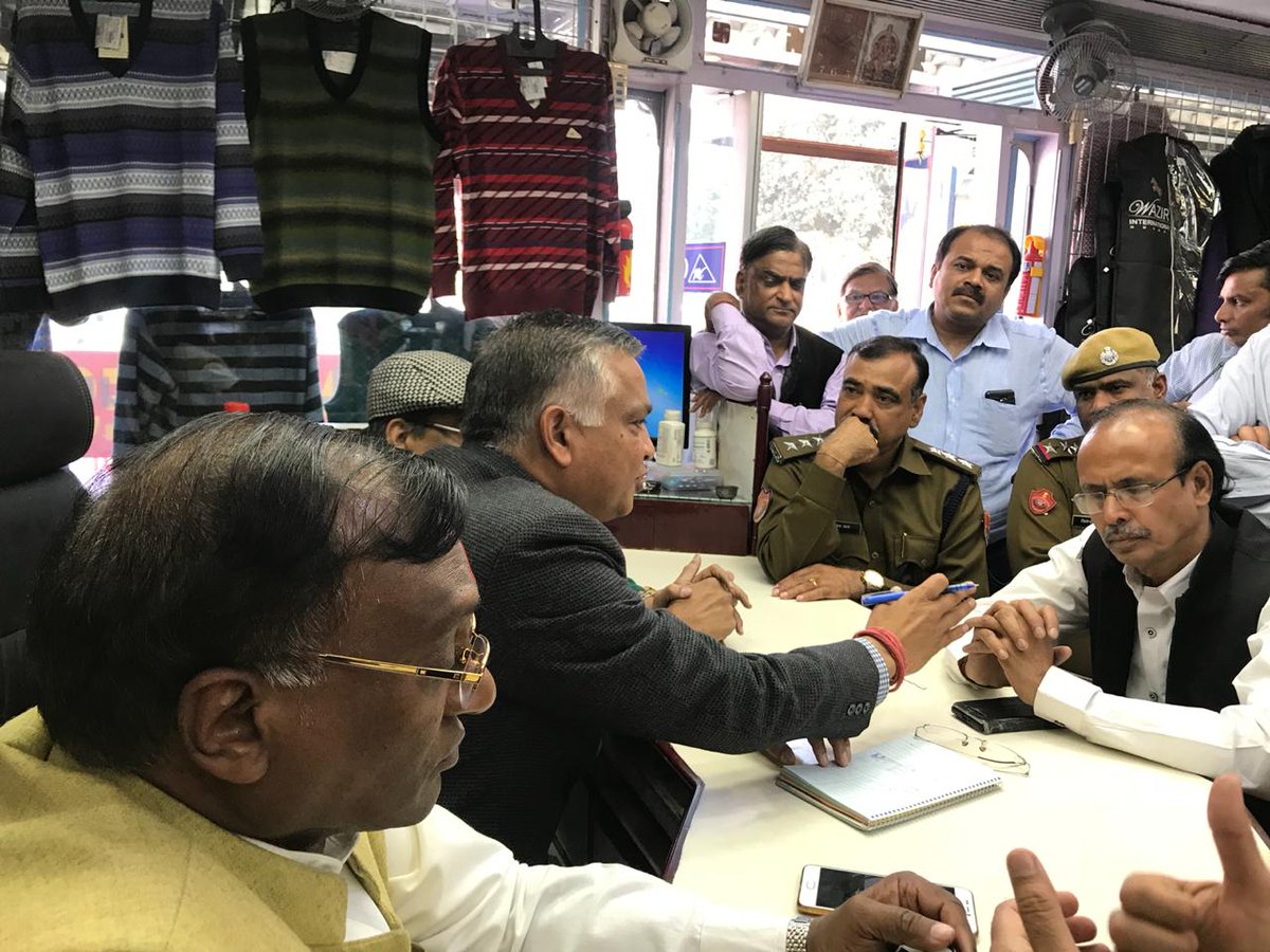 JMahasangh's tweet photo. चौड़ा रास्ता व्यापार मंडल के साथ स्मार्ट सिटी के अधिकारियों के साथ जयपुर व्यापार महासंघ के अध्यक्ष सुभाष गोयल, महामंत्री सुरेंद्र कुमार जी बज, चौड़ा रास्ता व्यापार मंडल के अध्यक्ष शुभागमन जी अग्रवाल के साथ में स्मार्ट सिटी प्रोजेक्ट को लेकर के बातचीत की गई।
#JaipurVyaparMahasangh https://t.co/YaiTdI95ig