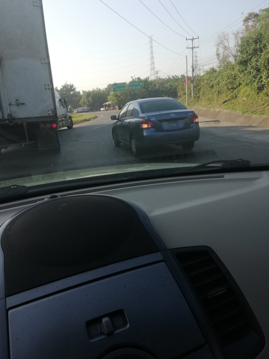 charlessv's tweet image. #TráficoSV leve accidente en redondel integración viniendo de Quezaltepeque