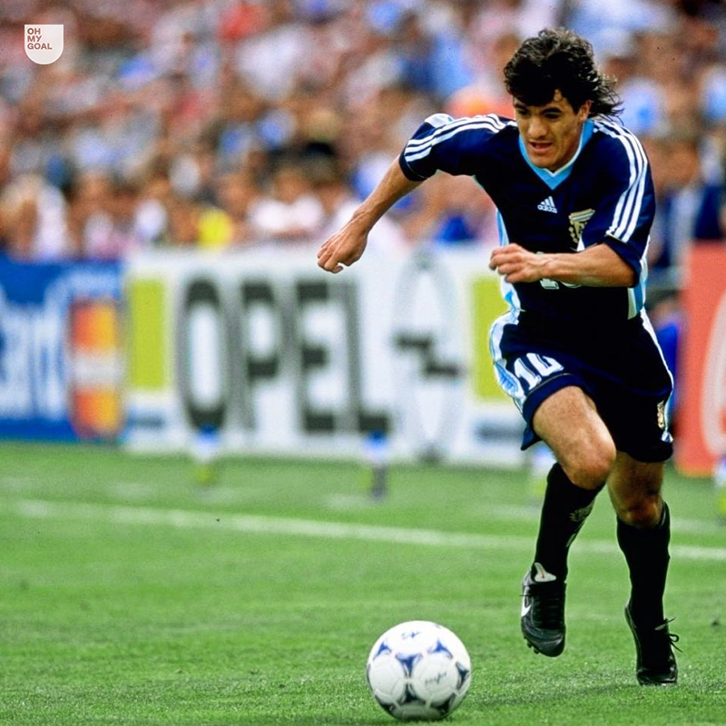 If you recognize this guy you know what a true speed-dribbler looks like. Happy belated birthday Ariel Ortega. 