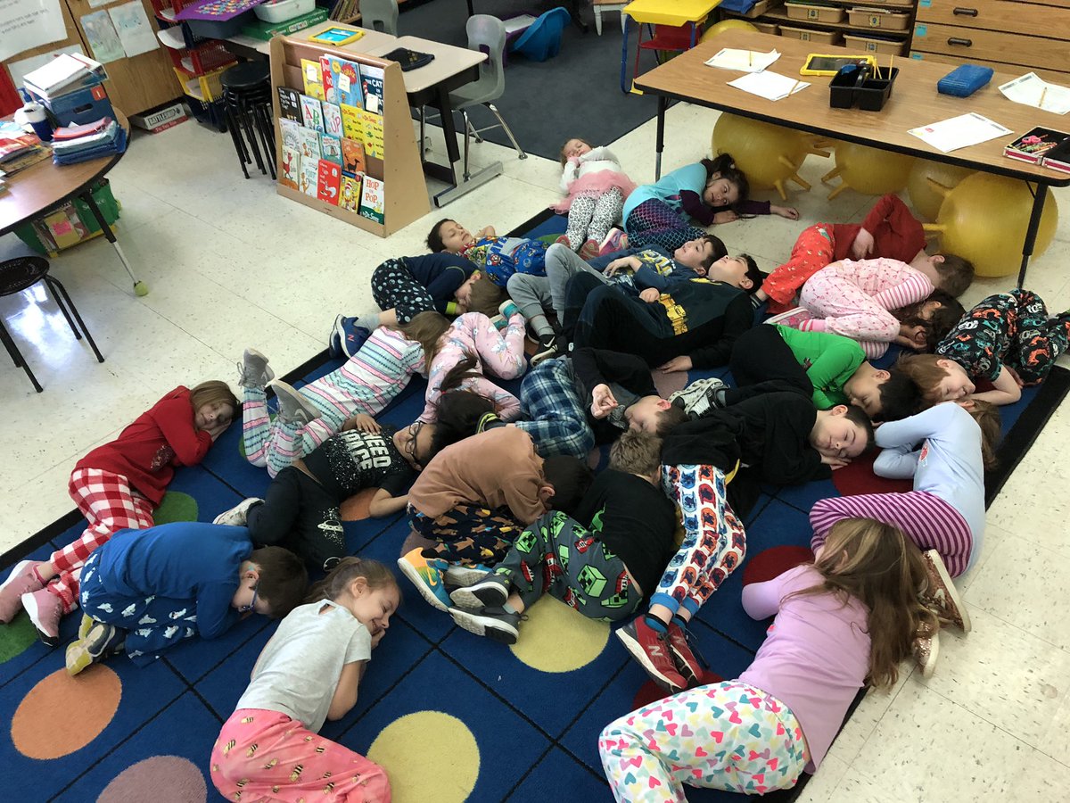 mrsv1stgrade's tweet image. Don’t let them fool you...it may be pajama day but we’re working hard with contractions. #nonapping #fhres19 #1stgrfun #welovephonics @ERhodesReads