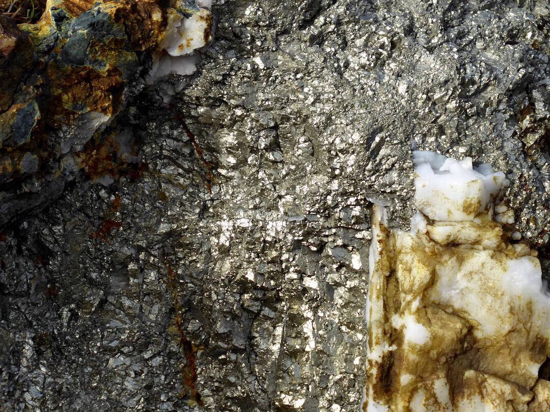 Hjetlandi's tweet photo. Mineralisation on the metamorphic west side of #Hoswick bay (lots of pyrites, foolโs gold - and โrustyโ cliffs). #Shetland https://t.co/Nct8kQoco8