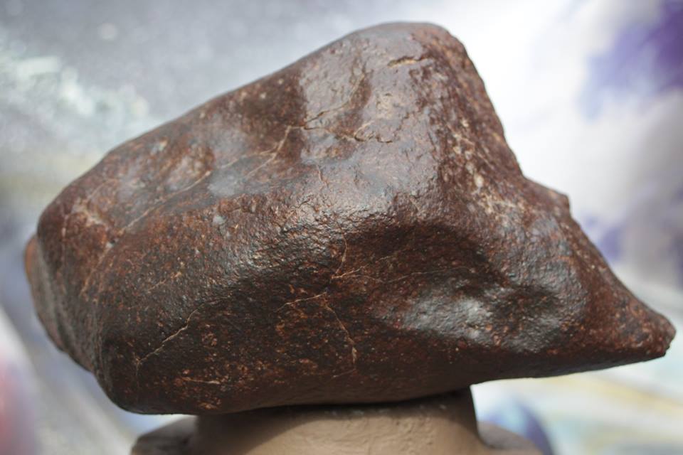 OuterSpaceRocks's tweet photo. #Meteorites can show direction with a front and back outlining atmospheric #ablation. Outstretched shield #orientation with less #ablated back and rollover edges. #Regmaglypts #Fusioncrust This 4584g individual discovered NWA 2018 by #Berber #Meteorite hunters @OuterSpaceRocks https://t.co/TWuQNU44E4