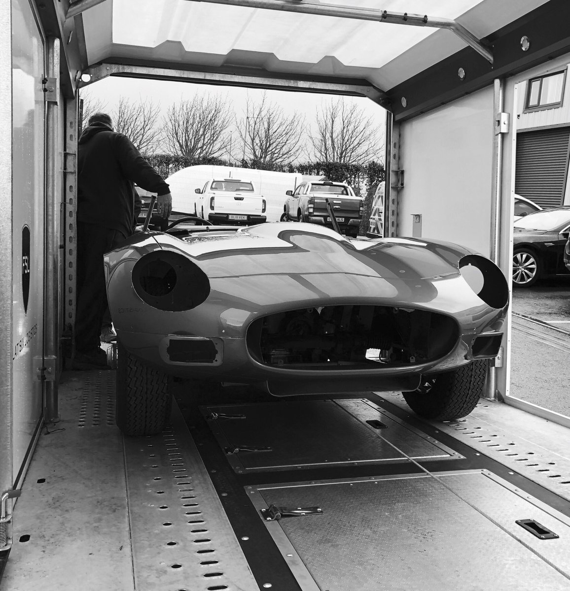 flat6logistics's tweet image. V12 E-type dropped off for some restoration work 👍 @AutoPap @jaguarcarclub @JaguartheJDC @Jaguar @ThanetClassics @OhsoretroEvents