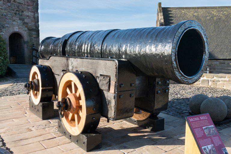 edinburghcastle's tweet image. Capable of blasting a 150kg gunstone for 3.2km (two miles) Mons Meg was at the cutting edge of military technology. She ended her fighting days in James V’s navy and retired around 1550.#EdinburghCastle ow.ly/sO9W30nS3i5