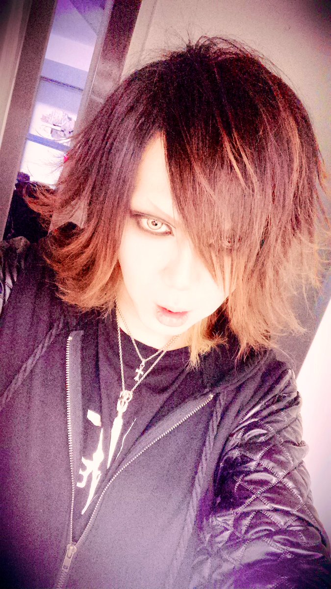 0525_syu's tweet photo. 長堀 地下一階ありがとうございました。
今日も中々に楽しかったですね⭐️
次回は3.23.これ以降暫くライブがないので是非遊びに来て下さいね!
待ってます⭐️では光のイリュージョンが織り成した詐欺写メを…。
#長堀
#地下一階
#DoopeStar
#V系 https://t.co/cCb0CgoeMN