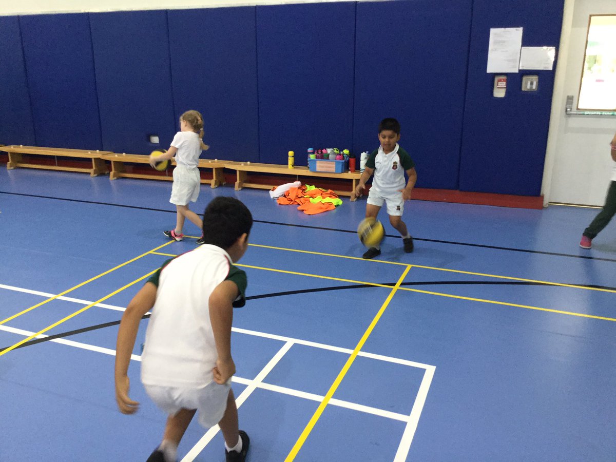 RGSGQ_PE's tweet image. Great work from Year 2 Lions this week. They focused on their passing skills, thinking about the different passes and techniques to use in a game situation to outwit their opponents.  #chestpass #bouncepass #teamwork