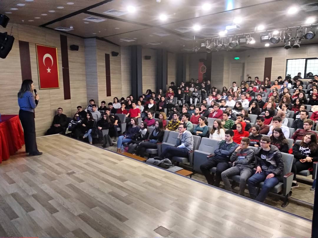 Kabataş Değerler Kulübü olarak ilk etkinliğimizi gerçekleştirdik. Yeryüzü Doktorları'nı misafir ettiğimiz etkinliğimizde doktorluk mesleğinin "diğergâmlık ve fedakârlık" yönlerini anlamaya çalıştık.