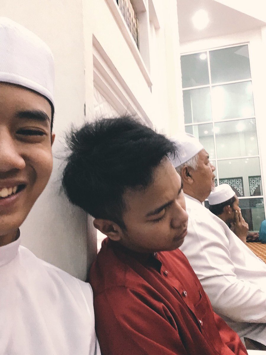 fxtinmazlan's tweet photo. sanggup dtg dari uia semata2 nak teman aku solat maghrib padahal kelas dia dari pagi sampai petang. last2 tertido masa tazkirah lps maghrib.

aku sayang kau, sahabat dunia akhirat. https://t.co/GDo7UIlpco