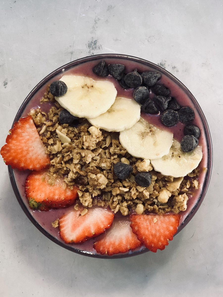 Smoothie Bowl 🐵 Empieza la semana con buen pie y hazte un plan con tus amigxs para este finde 🔥 Saborea nuestro BRUNCH, exclusivo Sábado Domingos y Festivos 13h-16h • ¿con quién te vienes? #monkeekoffee #brunch #madrid