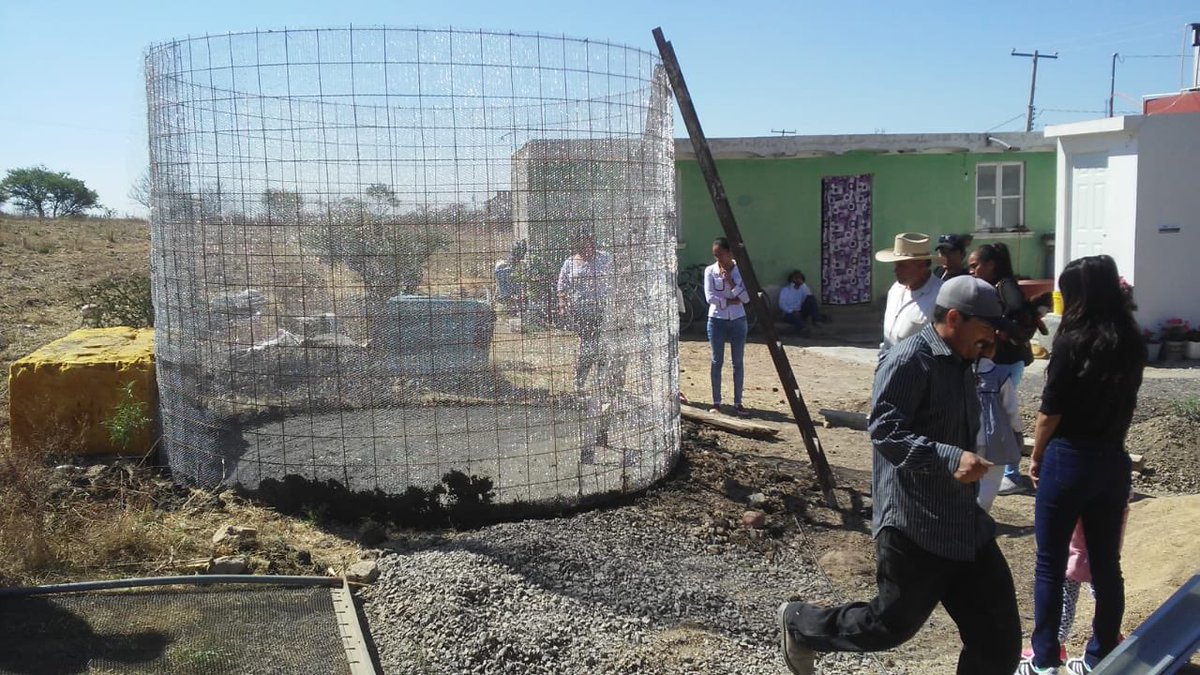 RodolfoPonceAvi's tweet photo. 3er taller de capacitación para construcción de tanques para captación de agua pluvial en Ojo de Agua de Los Reyes; participación social para beneficio comunitario. Damos herramientas para cosecha de agua y producción de alimentos en traspatio. #LeónCadaVezMejor https://t.co/uw9KjsIua0