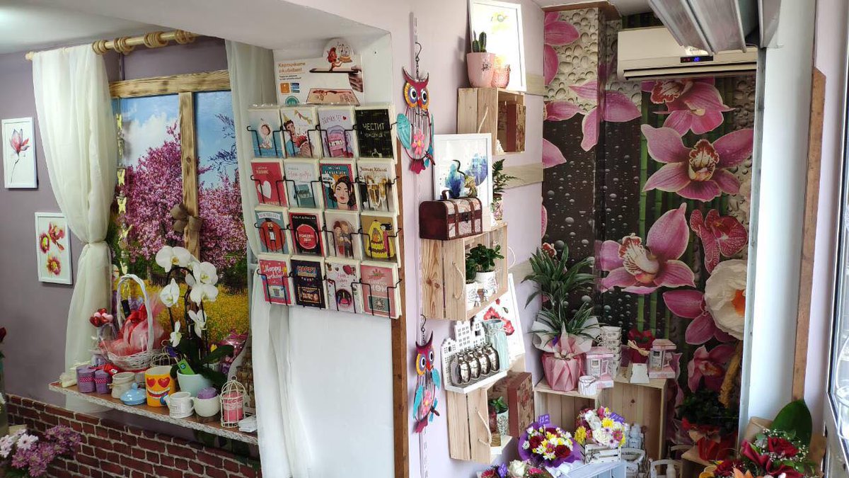 You can now, officially, find our #AugmentedReality greeting cards at 400 stores &amp; places all over #Bulgaria! 

This little cute flower shop, located in Sofia, is the 400th place where you purchase the iGreet cards, along with your flowers <3