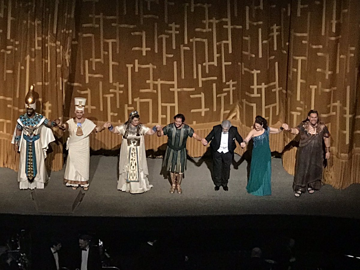 Last night’s #Aida went a long way to revivifying my affection for this opera. Powerful passionate @SondraRadvan but also excellent singing from #QuinnKelsey #OlesyaPetrova #SolomanHoward #JorgedeLeón #ŠtefanKocán and as always @METOrchestra @MetOperaChorus @MetOpera 👏🏻💐👏🏻💐