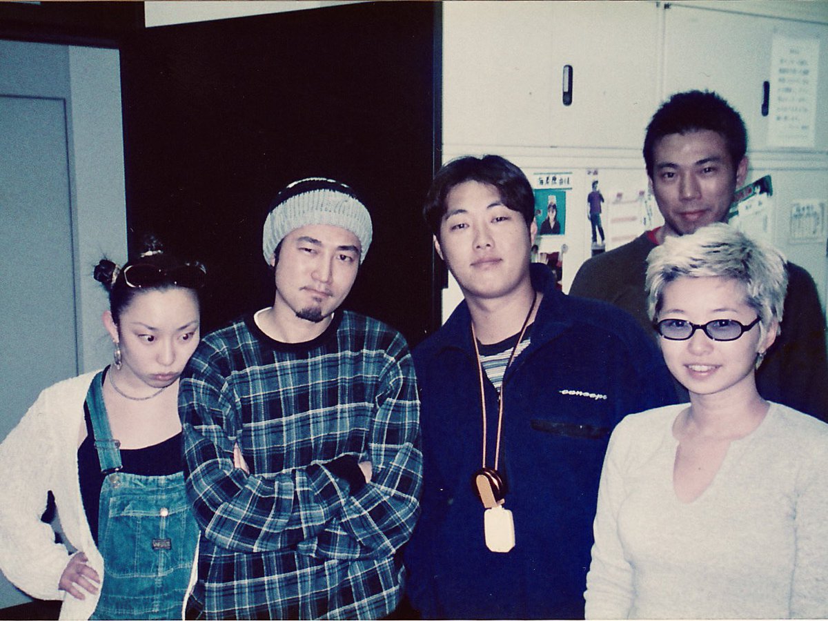 djhasebe's tweet photo. 多分98年くらいのJ-WAVE「Da Cypher」の写真。
この直前までアイコと喧嘩してたの覚えてる。
気まずそうな顔してるし。
#90s #hiphop #jwave #dacypher https://t.co/6kB1FHw8YW