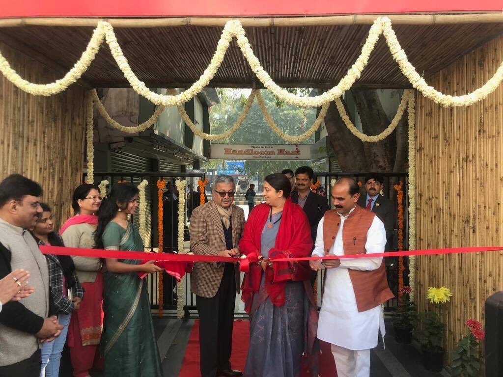 AjayTamtaBJP's tweet image. आज नई दिल्ली में वस्त्र मंत्रालय भारत सरकार द्वारा पुर्ननिर्मित #HandloomHaat के उद्धाटन के सुअवसर पर।
