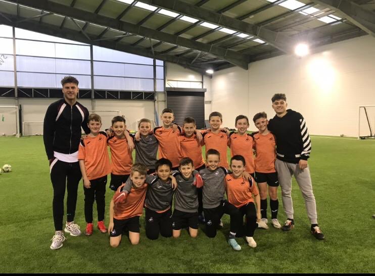 SwansOfficial's tweet photo. 📸 | #Swans role models...💪

@Daniel_James_97 &amp; @Joe_rodon dropped in to watch some training at @swans_academy tonight, answered questions &amp; gave advice to our U9 and U10 groups. 👏🙌 https://t.co/e2d06Y1nvE