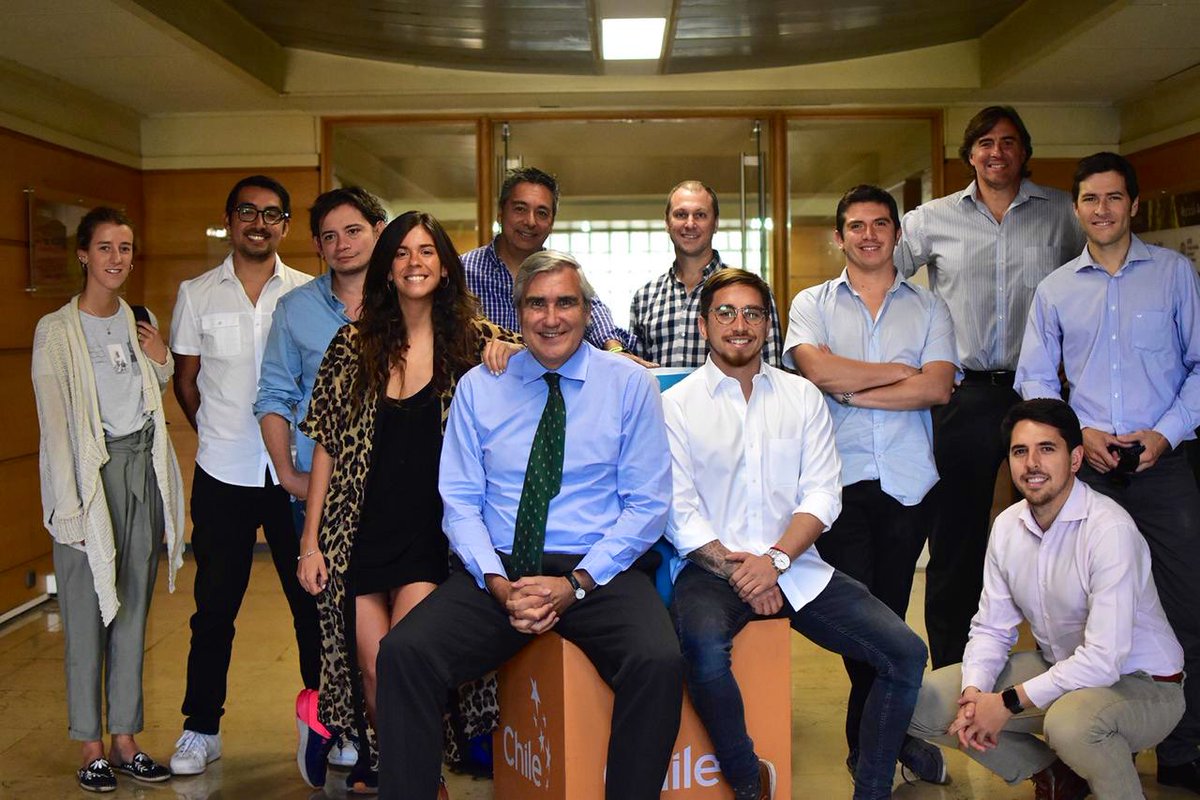 ProChile's tweet photo. Director de #ProChile, Jorge O’Ryan aprovechó la instancia para despedir a la delegación de emprendedores chilenos que nos representarán en #SXSWChile 2019! Y que hoy tuvieron una capacitación con Allan Jarry para abordar de mejor forma las reuniones con inversionistas en 🇺🇸 https://t.co/xCdF8qoLJ5