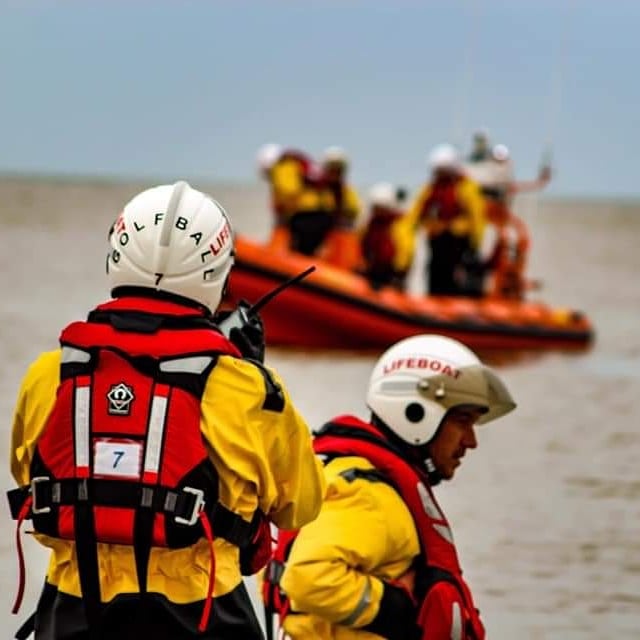 Training begins with all our new kit. A great day for it! 😁
#training #lifeboat #SavingLivesAtSea #seapalling #norfolk #IndyLB 

Thanks to Colin Gray for the photos. 👍🏻