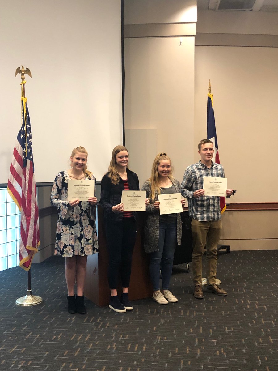 EnglishNecks22's tweet photo. Congratulations to Emily Mitchell! Daughter of the American Revolution Good Citizen Scholarship Runner up! So proud of you! https://t.co/yTCnP0ckBE