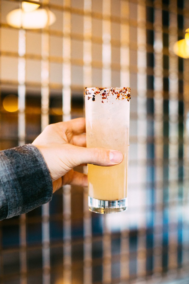 chelseagems's tweet photo. SIRENA’S PALOMA
Mezcal, grapefruit, and agave with housemade salsa seca on the rim. Come celebrate Mardi Gras with cocktails and oysters! Happy hour runs from 3-5:30pm. 🍊
•
#fattuesday #mardigras #paloma #salsaseca https://t.co/AdIQq0iqpg