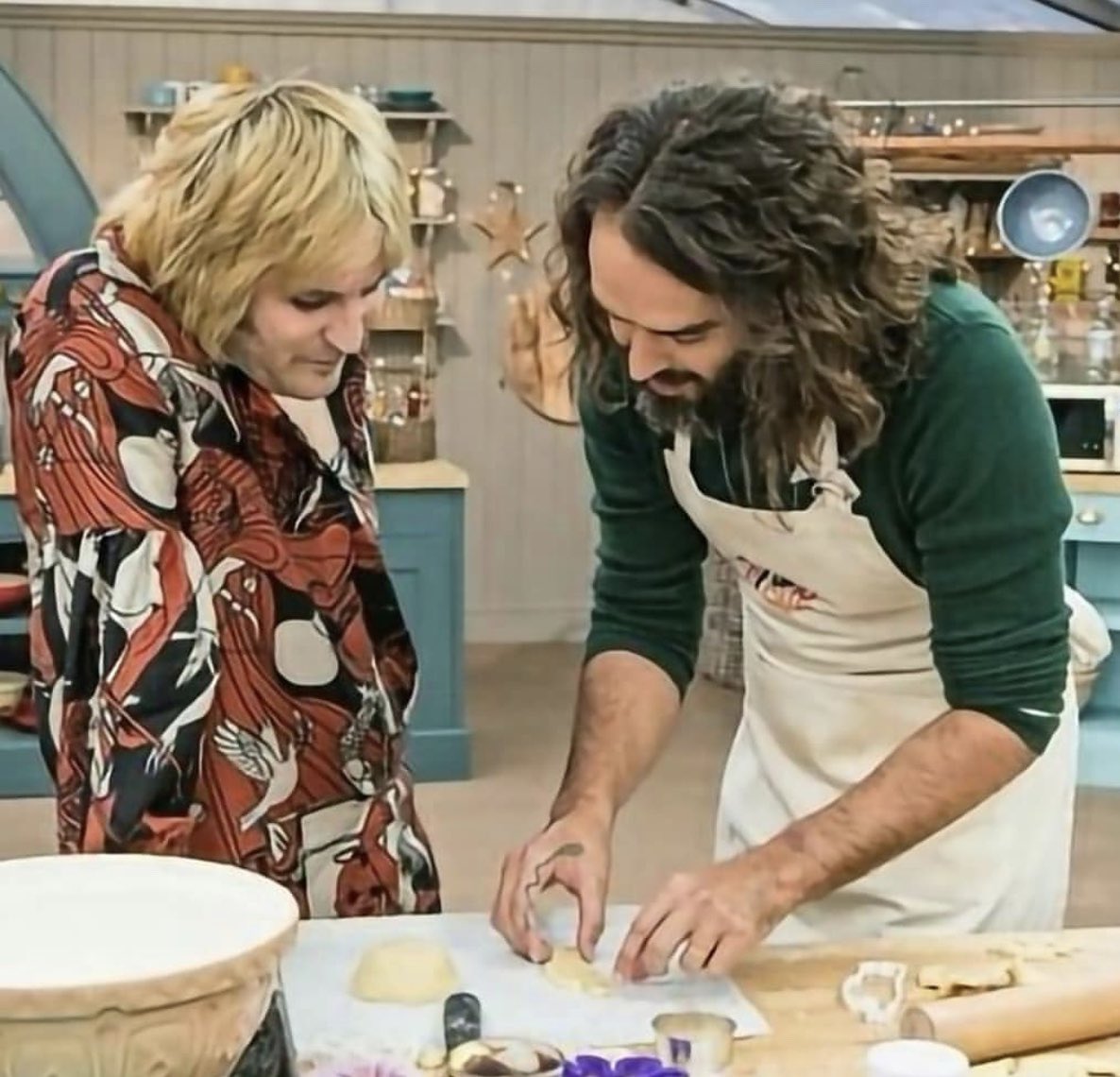 simonplewis's tweet photo. #BakeACeleb #BakeOff #gbbo @BritishBakeOff @BakeOffBanter @rustyrockets @noelfielding11 Back in the 60s it would have been rock n roll πΈπ€πΉπ₯ποΈποΈπΆ welcome to the 21st century rockers! ππ₯§π₯π₯π₯ππ°Yeah! ππ https://t.co/UrHgLPfuh7