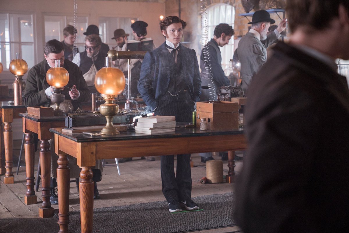 BCumberbatchFR's tweet image. Je me dois de partager cette photo de tom Holland sur le tournageThe Current war :