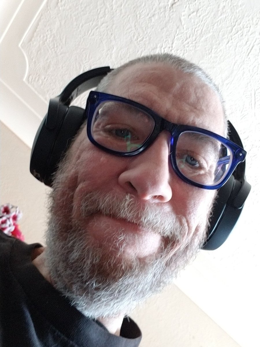 fleximous's tweet photo. New specs for Flex. @DasOttoman I no longer look like a child molester, I look like a normal old physco again!! Flex Out 💚 https://t.co/pAGYFZJnrD