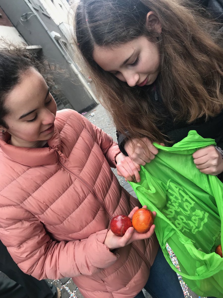 EnzoFerrante4's tweet photo. The bag is full of oranges 🍊! #mslearns ⁦@ISB_MS⁩ https://t.co/3dgYkVKx15