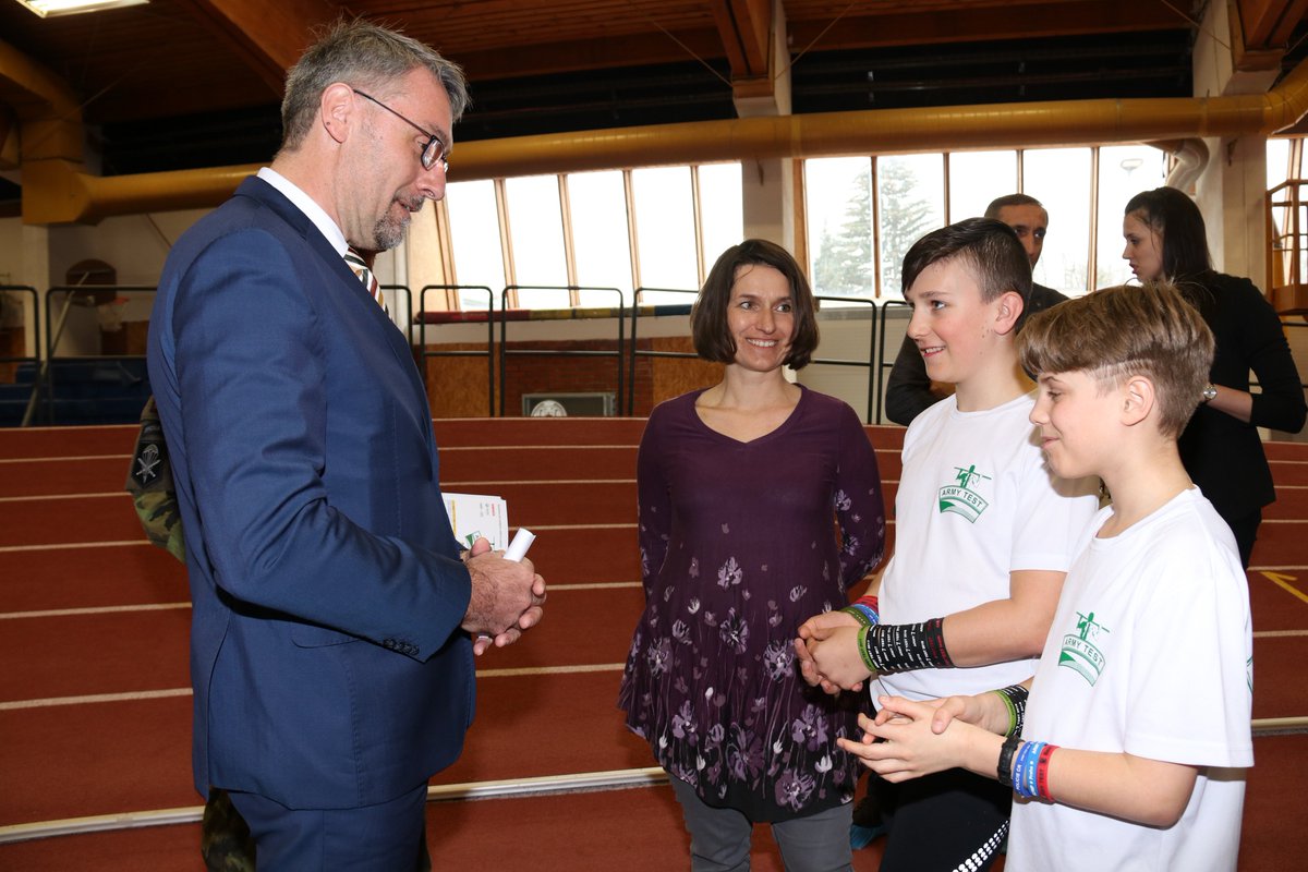 metnarl's tweet photo. Army test v hale Olympu si dnes vyzkoušely nejen školní děti, ale ve speciálním závodě i novináři a zástupci ministerstva. Předal jsem poháry třem nejúspěšnějším týmům, ale vítězové jsou pro mě úplně všichni! #armytest https://t.co/a1F0QEjW92